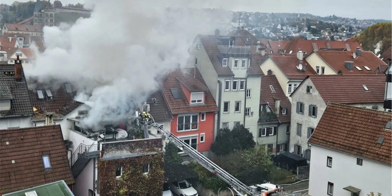 Esslingen in Aufruhr: Tragischer Brand fordert zwei Leben – Hintergründe und Reaktionen