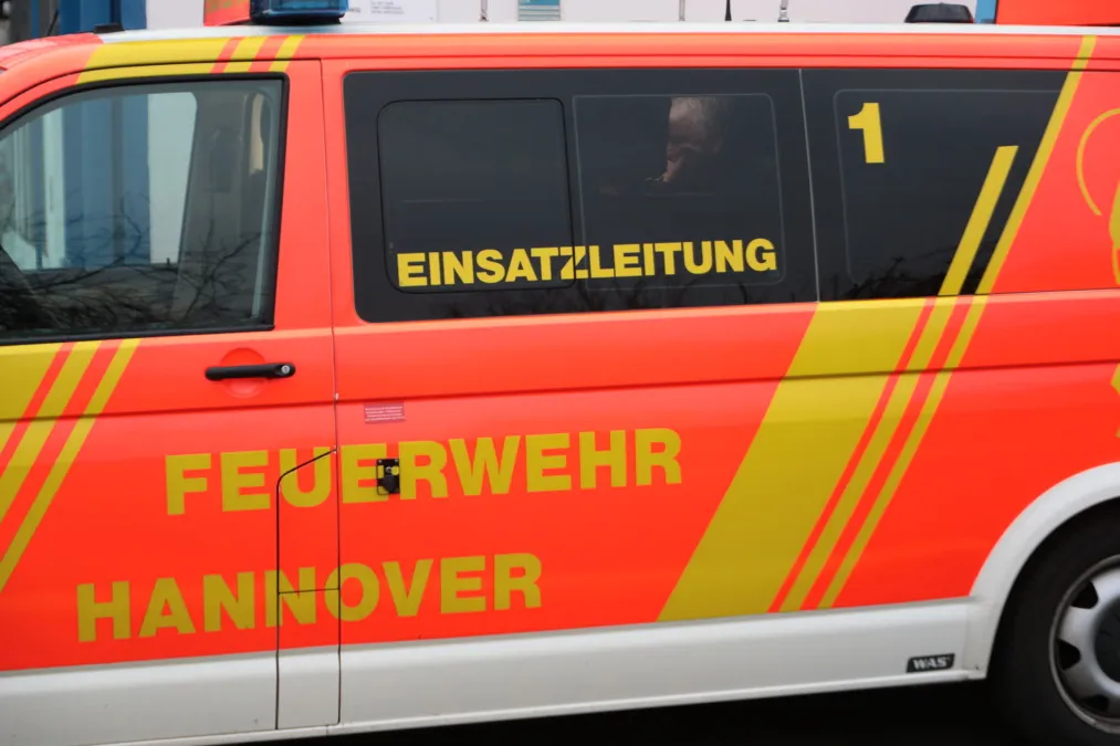 Großbrand in Hannover: 500 mobile Toiletten in Flammen – Riesige Rauchwolke sichtbar!