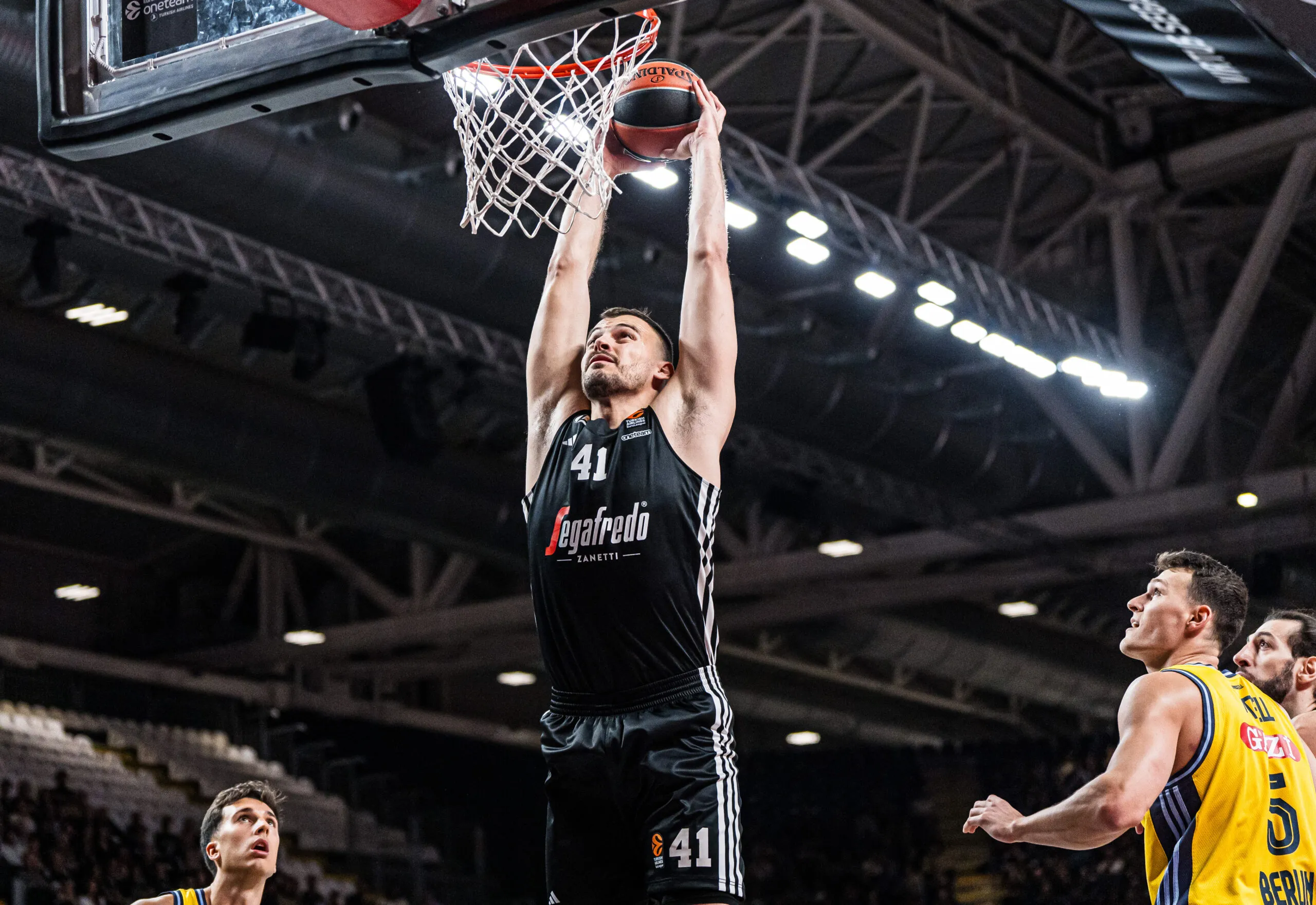 Alba Berlin triumphiert im EuroLeague-Kellerduell gegen Virtus Bologna!