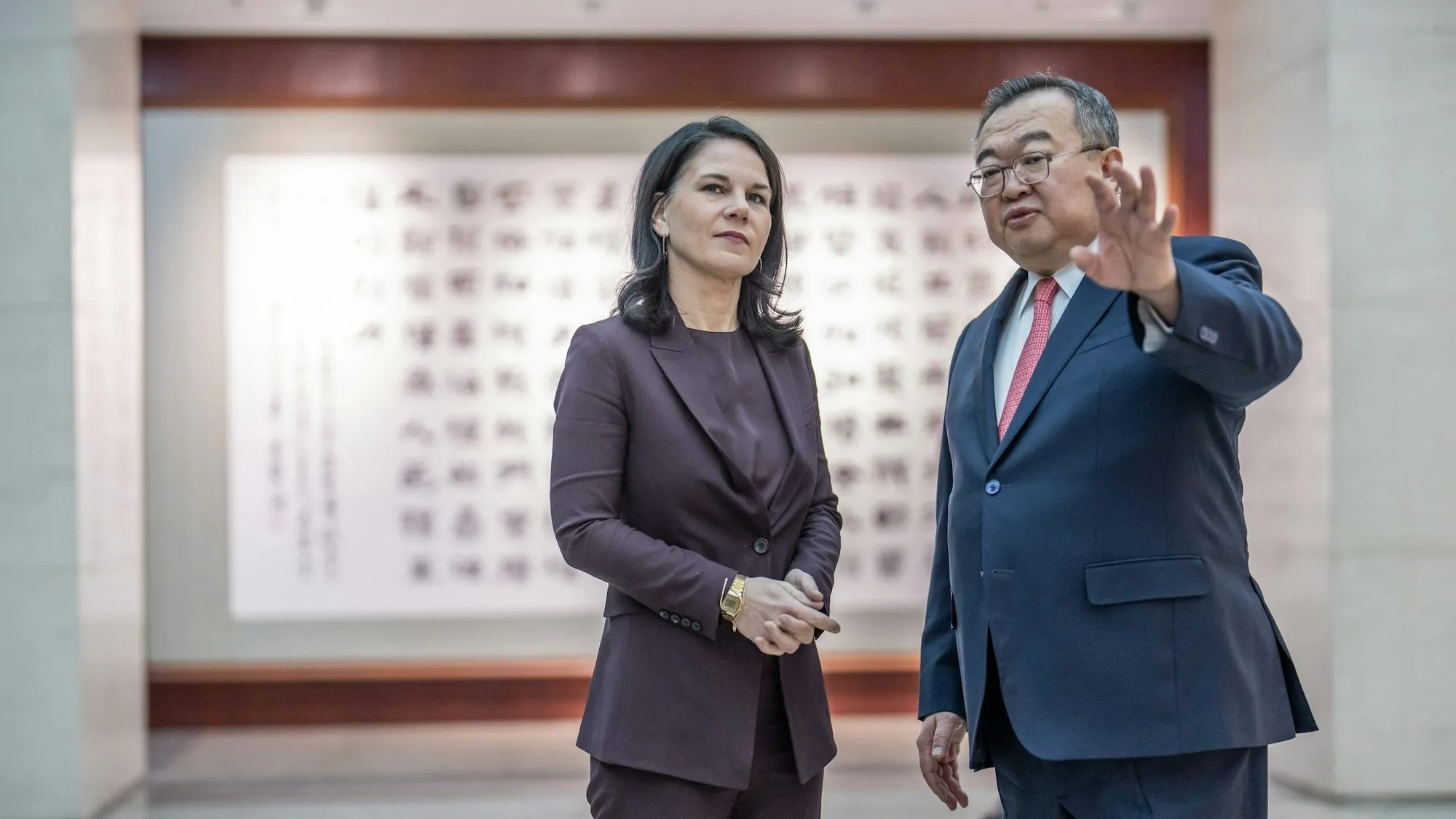 Baerbock in China: Ein diplomatischer Drahtseilakt zwischen Rivalität und Zusammenarbeit