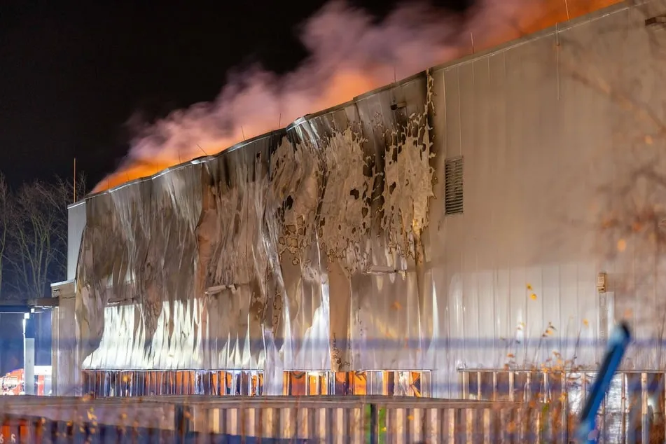 Großbrand in Halsbrücke: Flammeninferno erschüttert die Stadt!