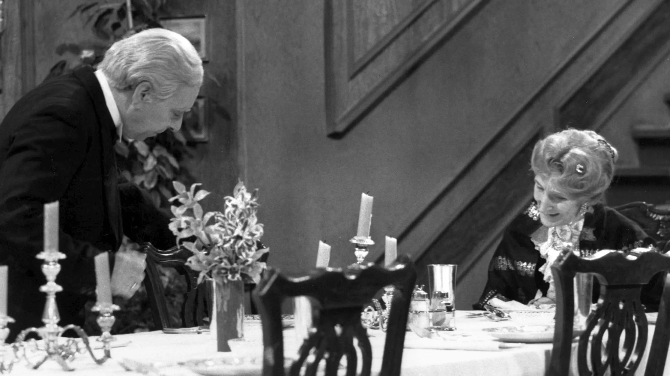 Die besten Sendezeiten für "Dinner for One" an Silvester: So verpasst du den Kult-Klassiker nicht!