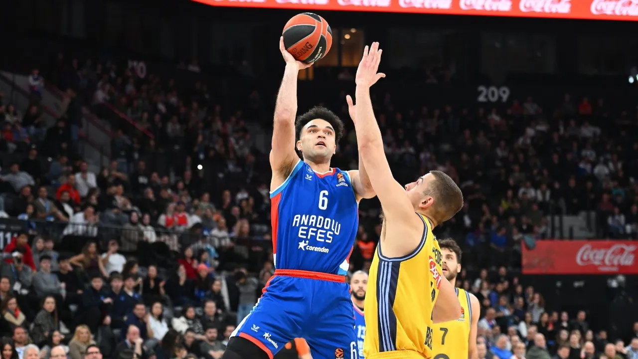 ALBA Berlin vs. Anadolu Efes: Wer holt sich den Sieg im Basketball-Krimi?