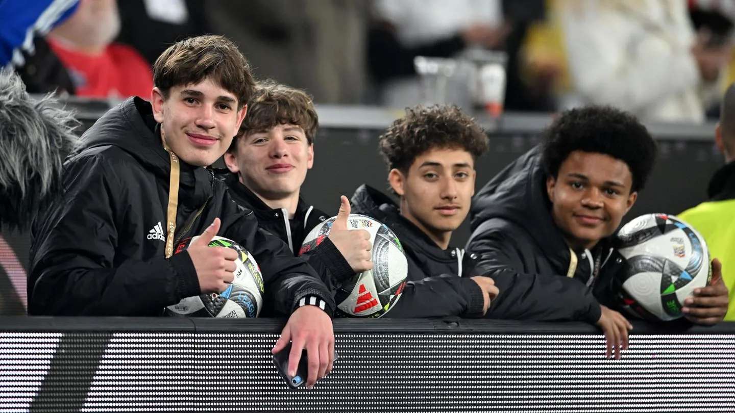 Balljunge sorgt für Aufsehen: Deutschland vs. Italien – Ein Moment für die Geschichte!