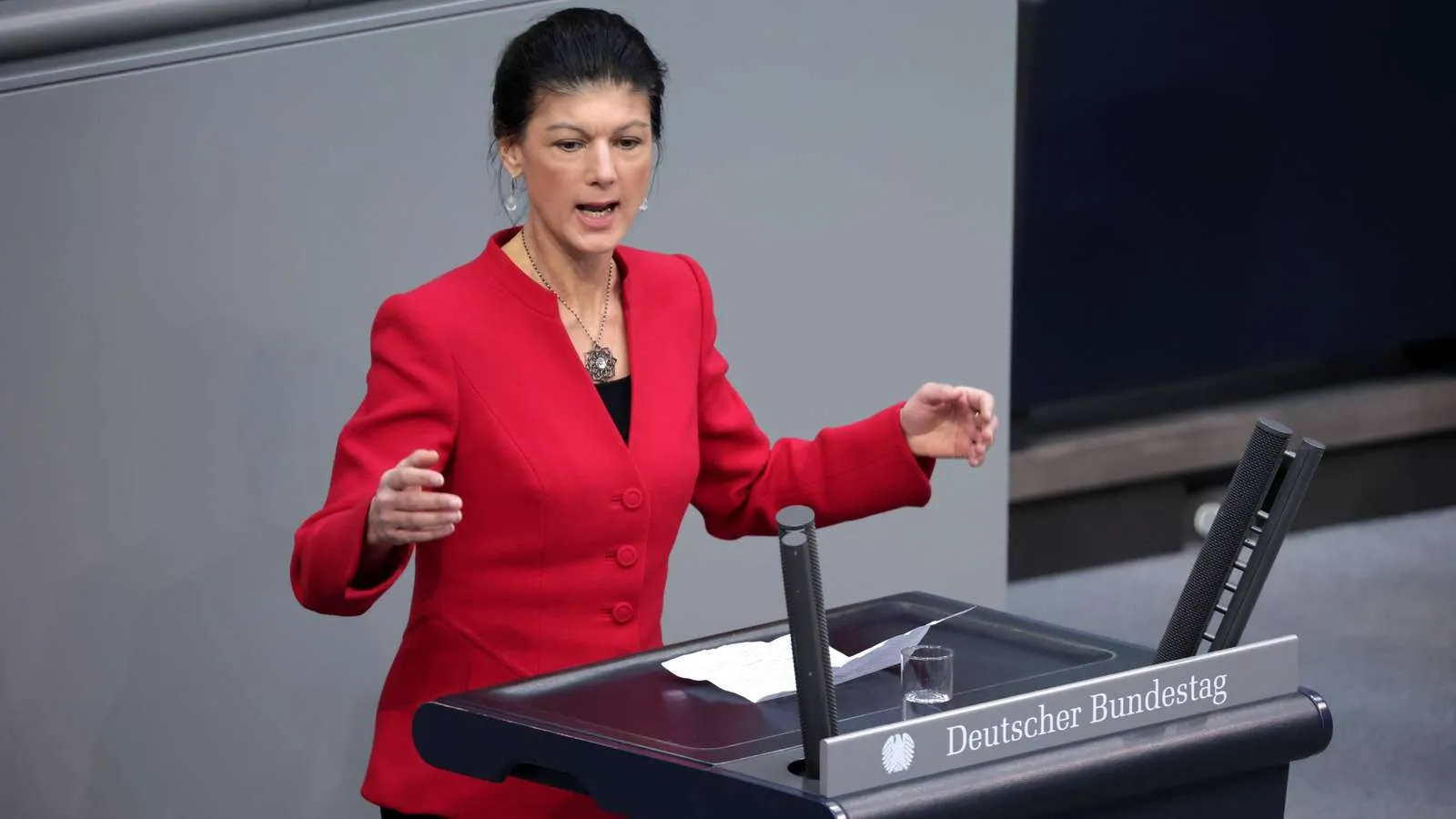 Wagenknecht im Bundestag: Ein Auftritt, der Wellen schlägt!