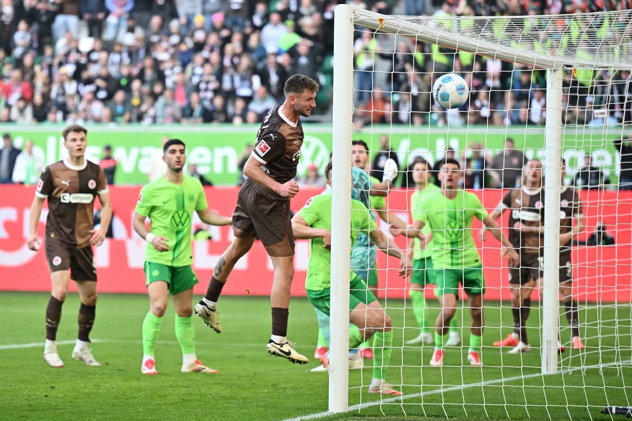 Wolves vs. Boys in Brown: Wer holt sich den Sieg im Duell der Giganten?