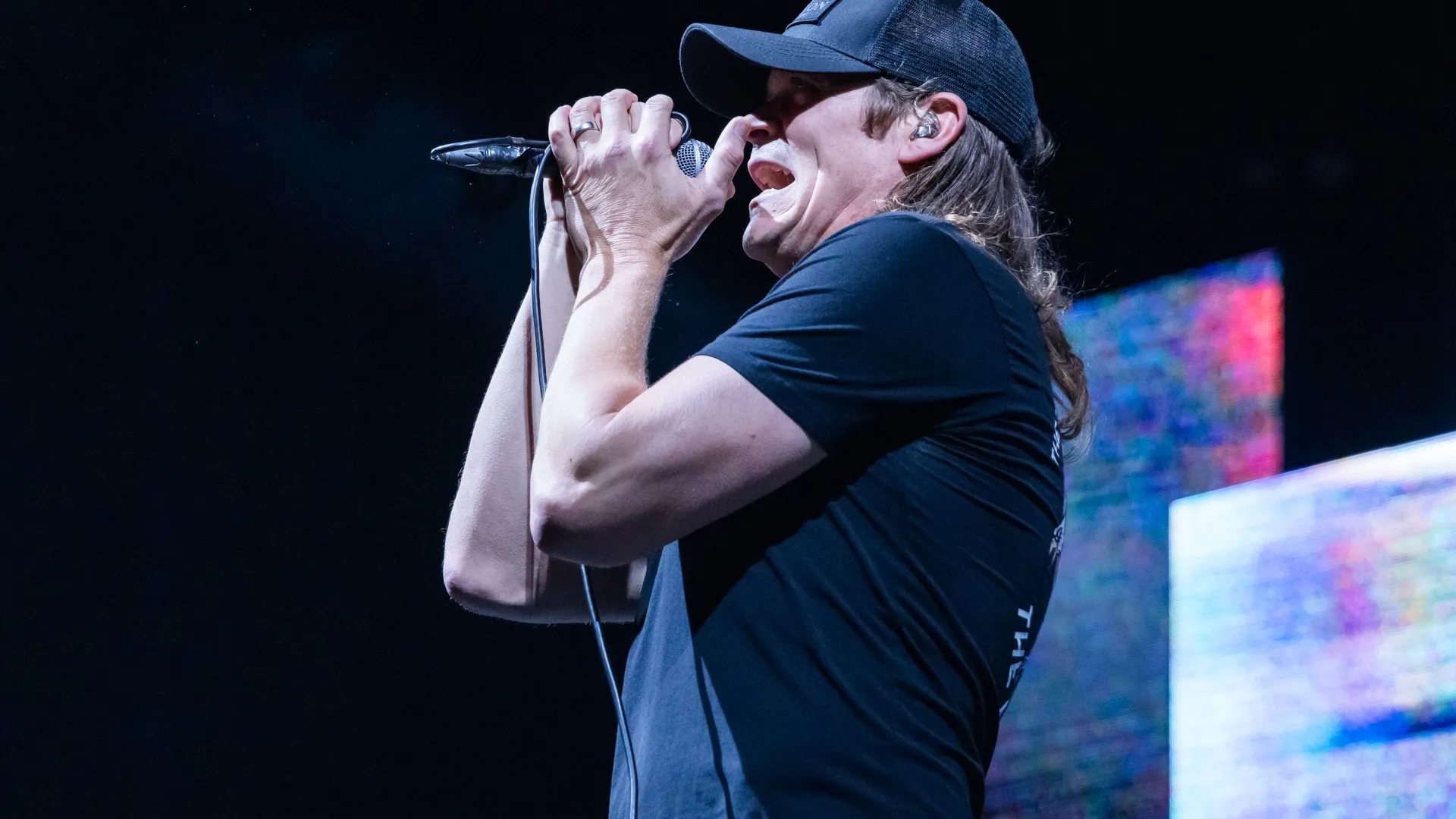 Brad Arnold: Der Geheimnisvolle Star, der Deutschland im Sturm erobert!